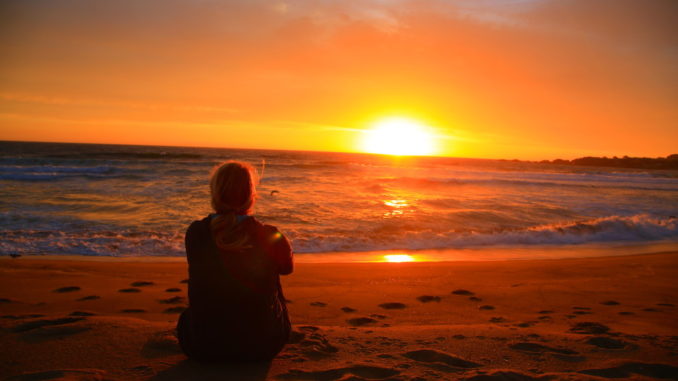 ChilePichicuyBeachEricaSittingSunset-960x640